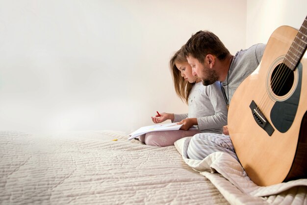 Père regarde les papiers de sa fille