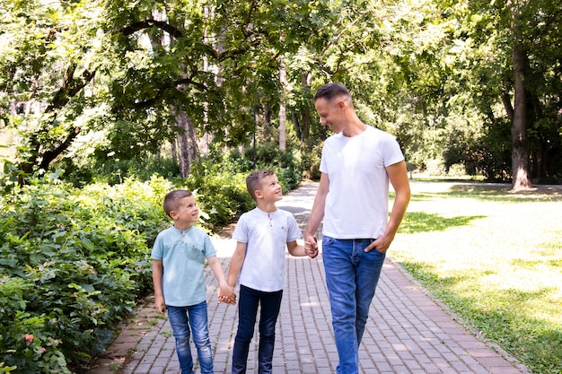 Père avec ses deux fils dans le parc