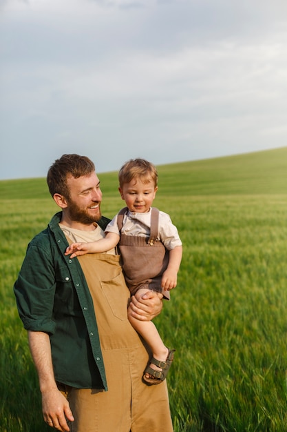 Photo gratuite un père et son enfant vivent à la campagne.