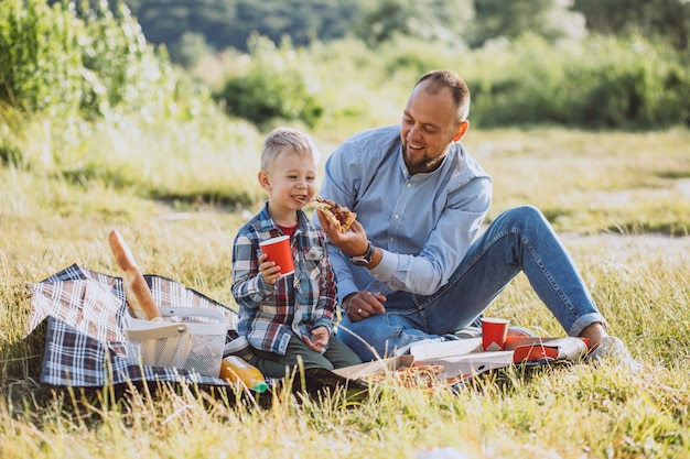 Père avec son fils pique-nique dans le parc