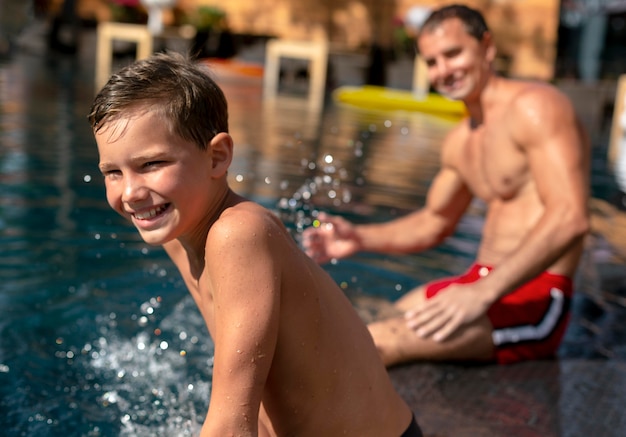 Père Avec Son Fils à La Piscine