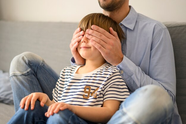 Père surprenant son fils