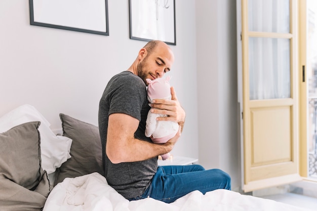 Père tenant le bébé dans la chambre