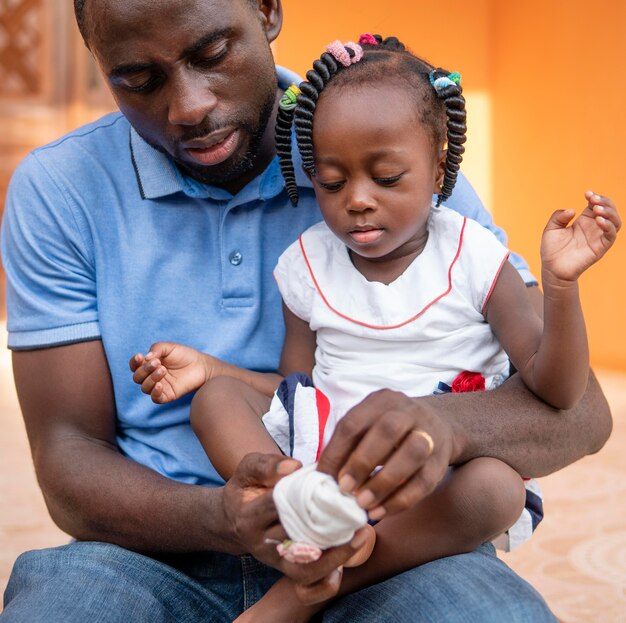 Photo gratuite père tenant sa petite fille