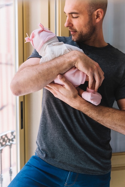 Photo gratuite père, tenue, bébé