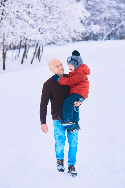 Le père tient sur les mains son fils