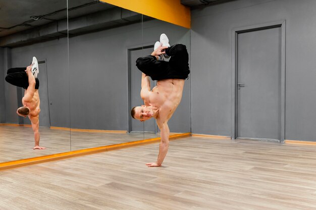 Performance masculine de breakdance