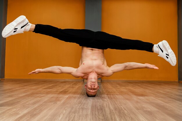 Performance masculine de breakdance