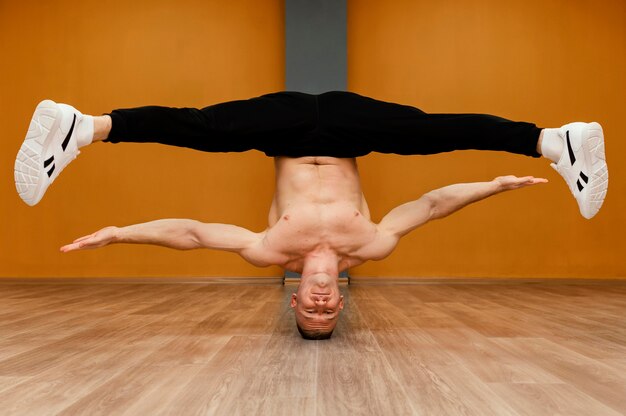 Performance masculine de breakdance