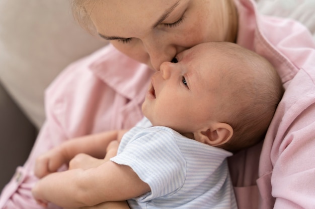 Période postnatale avec la mère et l'enfant