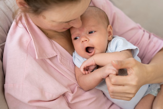 Photo gratuite période postnatale avec la mère et l'enfant