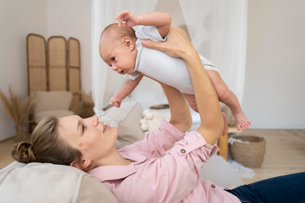 Période postnatale avec la mère et l'enfant