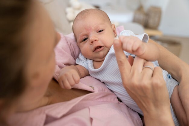 Période postnatale avec la mère et l'enfant