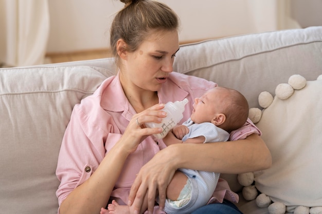 Période postnatale avec la mère et l'enfant