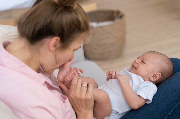 Photo gratuite période postnatale avec la mère et l'enfant