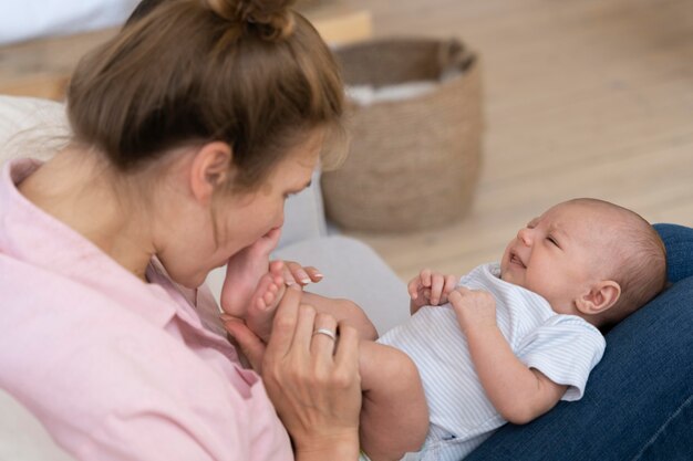 Période postnatale avec la mère et l'enfant