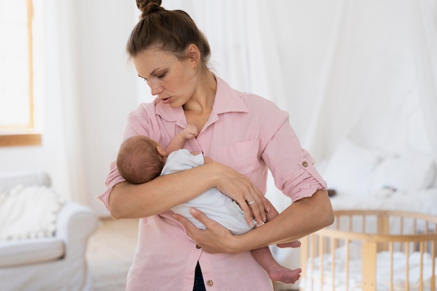 Photo gratuite période postnatale avec la mère et l'enfant