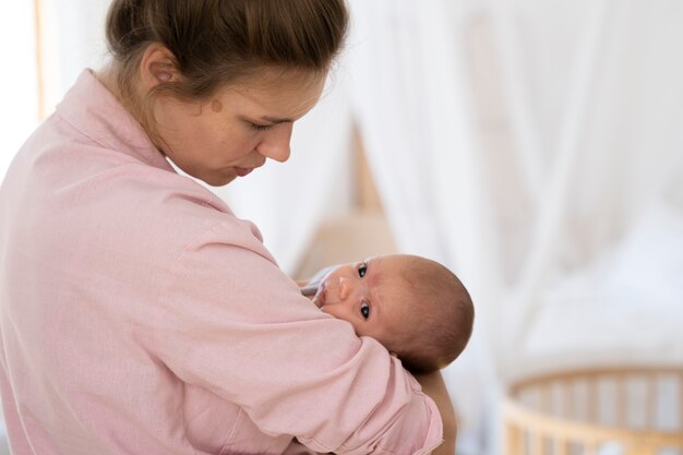 Période postnatale avec la mère et l'enfant