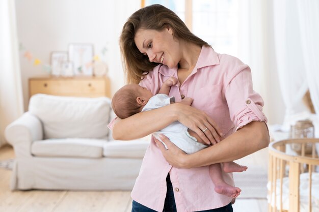 Période postnatale avec la mère et l'enfant