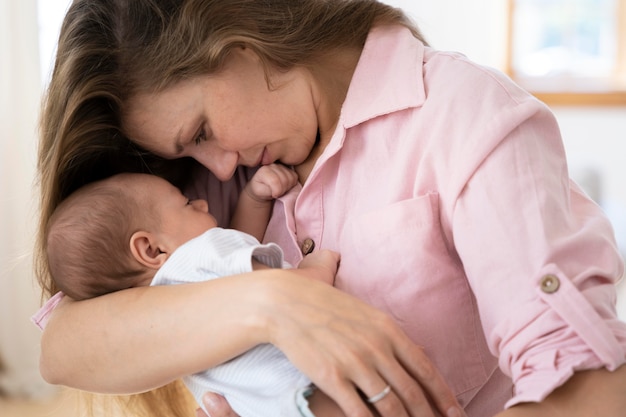 Période postnatale avec la mère et l'enfant