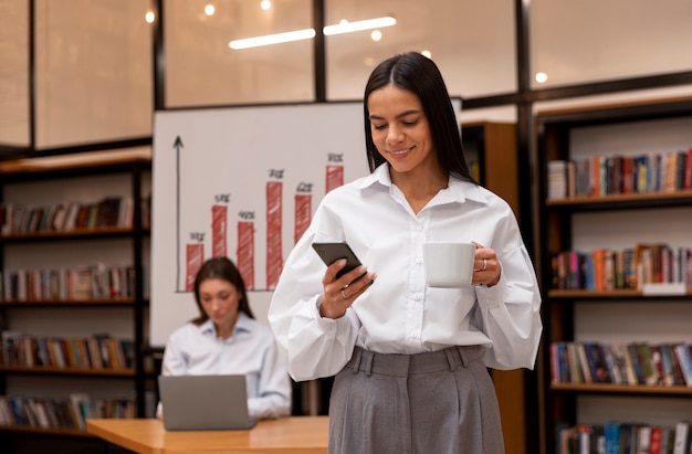 Photo gratuite peron fait une présentation pour ses collègues