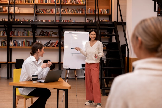 Peron fait une présentation pour ses collègues