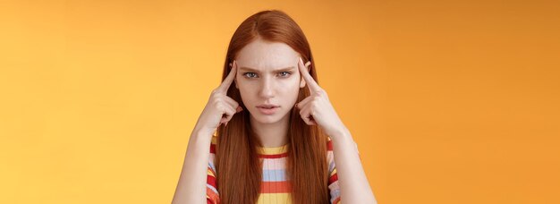 Perplexe, sérieux, stressé, jeune étudiante fatiguée, fronçant les sourcils, malheureux, touchant les temples