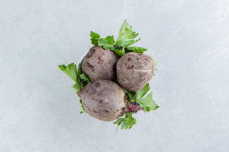 Photo gratuit persil frais et radis dans le bol, sur le marbre.