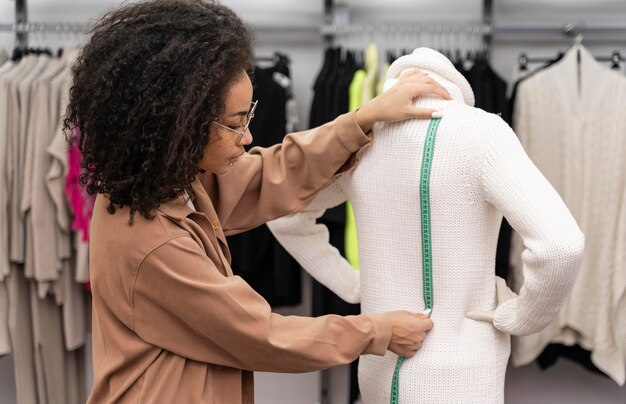 Personal shopper mesurant les vêtements