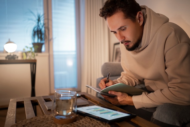 Personne adulte travaillant à domicile tard le soir