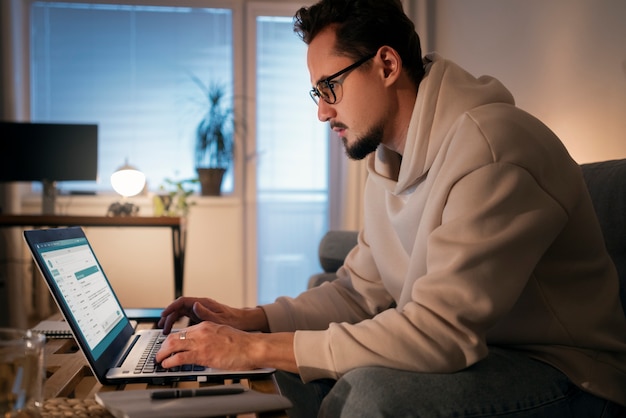 Personne adulte travaillant à domicile tard le soir