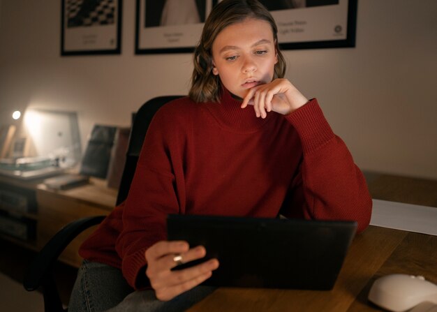 Photo gratuite personne adulte travaillant à domicile tard le soir