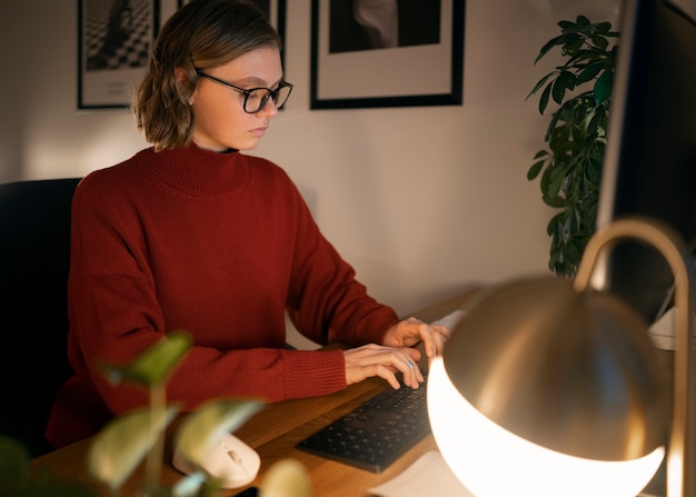 Personne adulte travaillant à domicile tard le soir