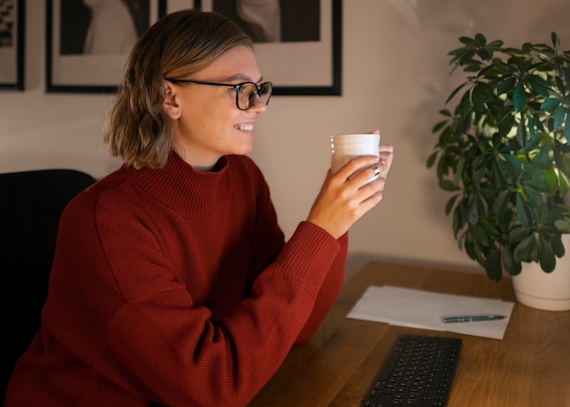 Personne adulte travaillant tard le soir à domicile