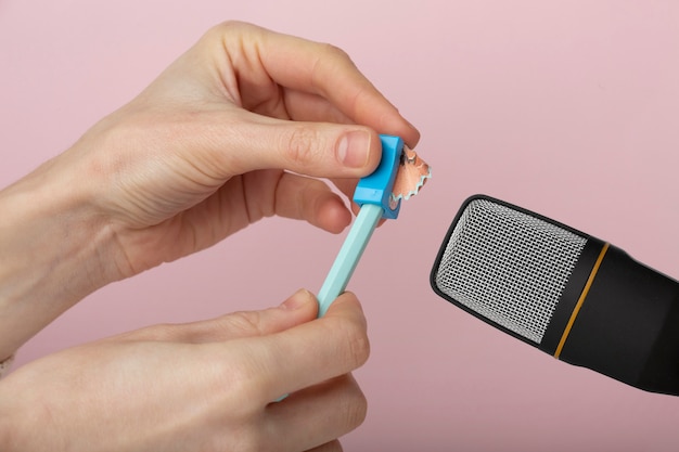 Personne affûtant le crayon près du microphone pour l'asmr