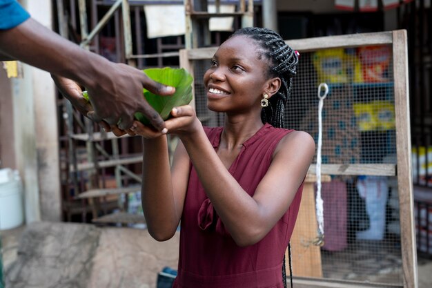 Personne africaine obtenant de la nourriture de rue