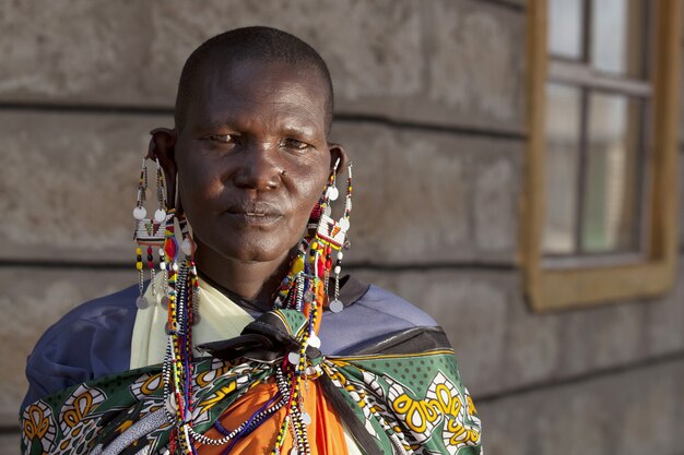 Personne africaine portant de grandes boucles d'oreilles tout en regardant à l'avant