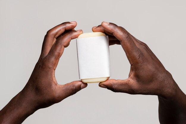 Personne africaine se laver les mains avec du savon isolé sur blanc