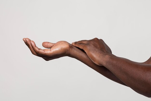 Personne africaine se laver les mains avec du savon isolé sur blanc
