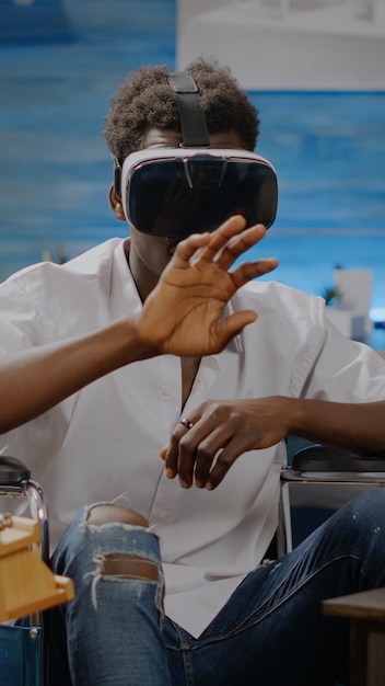 Photo gratuite personne afro-américaine non valide utilisant des lunettes vr pour les beaux-arts