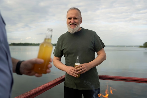 Photo gratuite personne d'âge moyen s'amusant au festival gastronomique