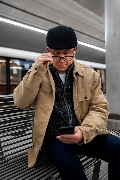 Photo gratuite personne âgée apprenant à utiliser la technologie