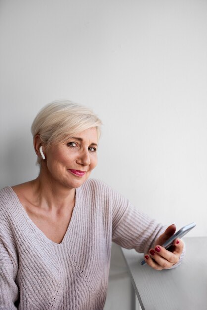 Personne âgée apprenant à utiliser la technologie