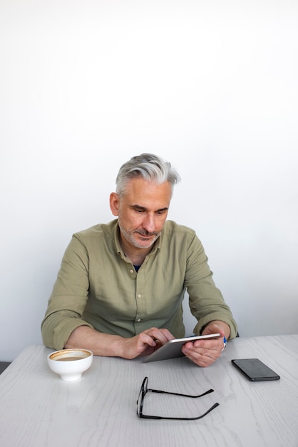 Personne âgée apprenant à utiliser la technologie