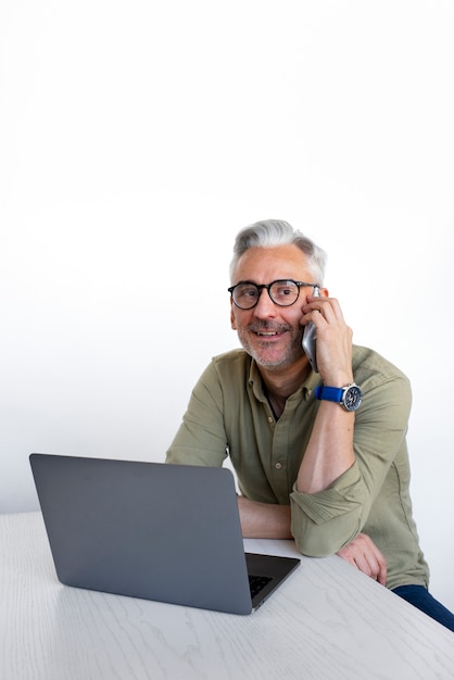 Photo gratuite personne âgée apprenant à utiliser la technologie