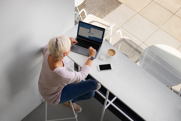 Personne âgée apprenant à utiliser la technologie