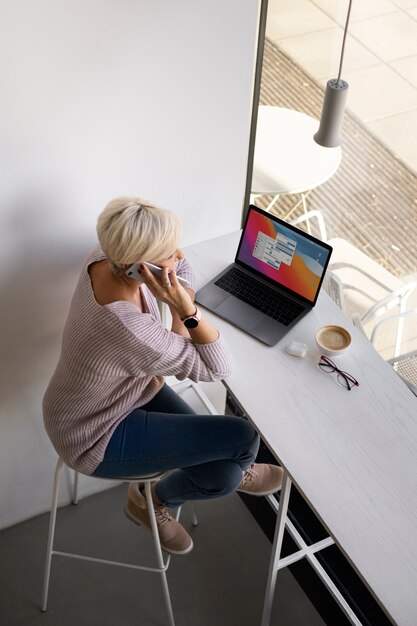 Personne âgée apprenant à utiliser la technologie