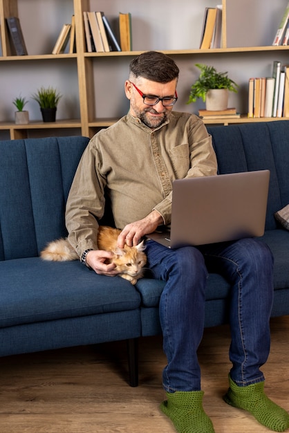 Photo gratuite personne âgée avec chat