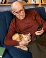 Photo gratuite personne âgée avec chat