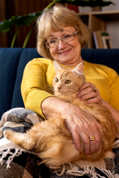 Photo gratuite personne âgée avec chat